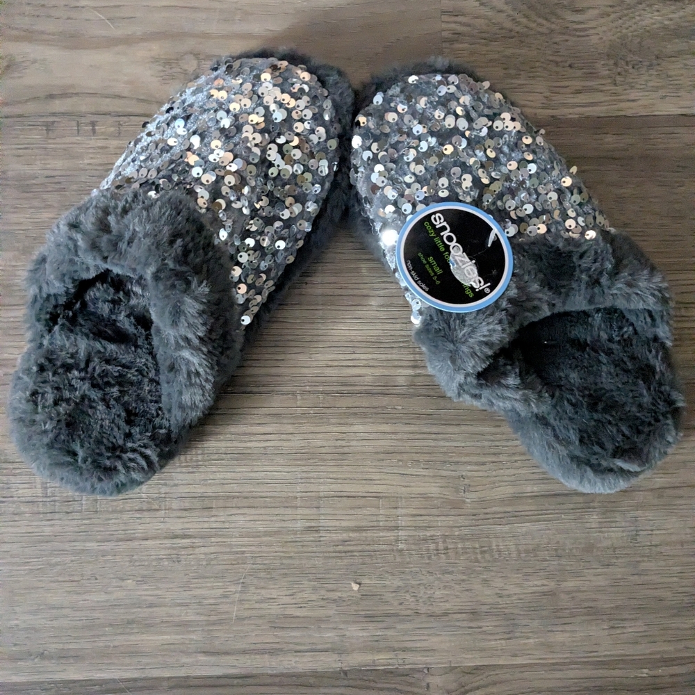 Snoozies! Small Gray Slippers With Sequins - Non-skid Sloes. Shoe Sizes 5-6 NWT.